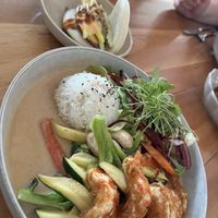 Bao Bun, Reis mit Gemüse und Erdnusssoße mit veganen Garnelen 🍤🥜  at Soy Club in Stuttgart