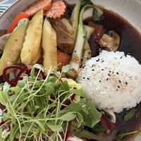 Reis mit Gemüse und Schalottensoße mit veganem Hähnchen 🍛  at Soy Club in Stuttgart