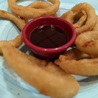 Aros de cebolla veganos con salsa bbq de fresa. at Blac Enjoy in Dos Hermanas