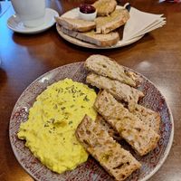 Scrambled Tofu with Bread 💚 at Mela Canela - Sintra Centre in Sintra