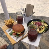 Vegan burger and (veganized) fig&avocado salad. Beetroot, basil, kale and orange juice  at A Rede in Carvoeiro