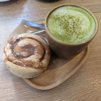 Cinnamon roll and matcha latte at Meraki in Grenoble