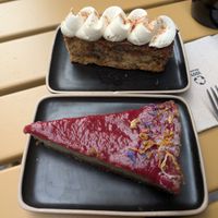 Carrot cake and cheesecake at Meraki in Grenoble