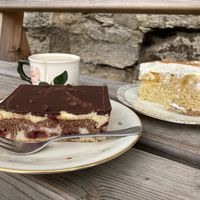 Donauwelle und Schwedischer Apfelkuchen   at Wintruper Hofgemüse - Farm Shop in Steinheim