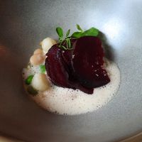 Gerijpte rode biet met diverse boontjes at Vannu in Breda