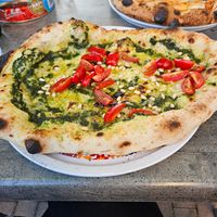 Vegan Pesto:
Hausgemachtes Pesto, veganer Käse, Pinienkerne, Kirschtomaten  at Pizzeria Le Grazie in Erfurt