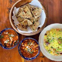 Chana masala, arroz con curcuma y naan  at Marwari Indian Food in Tepoztlan