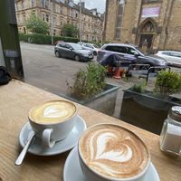 Tumeric Latte mit Kokosmilch & Chai Latte mit Hafermilch   at Tapa Coffee and Bakehouse in Glasgow