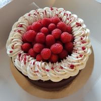 Chokladtårta med hallon at Nova Bakery in Jonsered