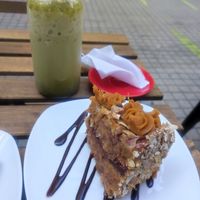 Matcha latte frío y torta de manjar mil hojas at Happy Vegan Coffee in Santiago