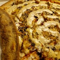 Vegan kyckling pizza - with vegan chicken, mushrooms, onion, vegan kebab saus and vegan cheese. at Santa Pizzeria in Gothenburg