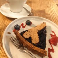 Oatmilk cappuccino and pie at Murumuru Café in Bergamo