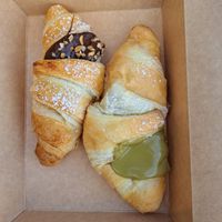 Vegetarisches Schoko-Cornetto und veganes Pistazien-Cornetto at Grey Kaffee in Vienna