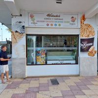 Exterior with customers at Heladeria Antiu Xixona in Cullera