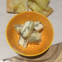 Focaccia con patate e formaggio di anacardi e mandorle home made at il Brucaliffo Cucina in Castiglione Dorcia