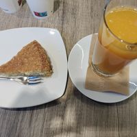 Torta vegana al cocco e spremuta di arancia at +Puro Biomercato in Trapani