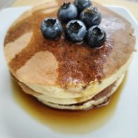 Pancake con sciroppo d'acero e mirtilli at +Puro Biomercato in Trapani