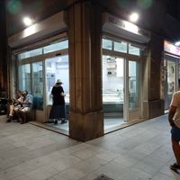 Exterior at night in summer with a few customers at Gelato Amuri in Valencia