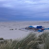 Zandzeebar in de avond   at ZandZeeBar  in Midsland