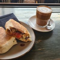 Breakfast Burrito und Flar White at A Little Lost in Munich
