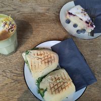 Avocado Sandwich, Matcha Latte und Blueberry Cake at A Little Lost in Munich