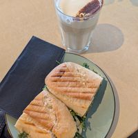 Avocado Sandwich & Chai Latte mit Kokosmilch at A Little Lost in Munich