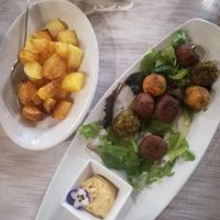 Polpette di verdure con hummus e patate al rosmarino at Chalet Ristorante Piereni in Tonadico