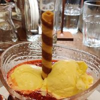 "Heiße Liebe". Vanilla ice cream and hot raspberries 🤩 at Gassl Bräu in Klausen