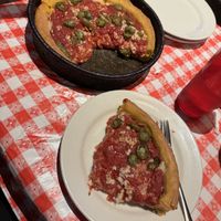 Deep dish pizzaa  at Gino‘s East in Chicago