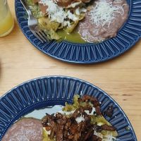 Los chilaquiles verdes con bistek son increíblemente sabrosos at Britches Puebla in Puebla