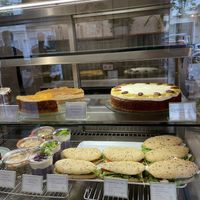 Auswahl an veganen Paninis, Kuchen und overnight oats    at Coffea in Berlin