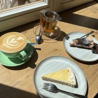 Zupfkuchen mit Kirschen & Mango-Kokos-Tarte  at Coffea in Berlin