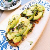 Tosta with tomato sauce, spinach and avocado at Bistro Bar Paprika Realejo in Granada