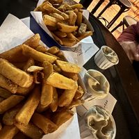 Zumindest zwei Dips sind vegan und lecker!   at Frites Atelier in Brussels