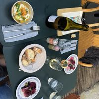 Tafel  at Aux Bons Vivres in Yevre-la-ville