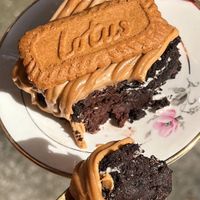 Corazón valiente. 
Brownie extracremoso de chocolate, decorado con galleta Lotus, hilos de dulce de leche y crema Biscoff. Todo apv at La Dulzura in Mexico City