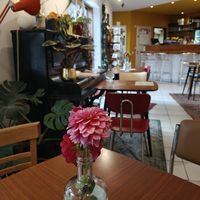 Het gezellige interieur at Bar Madam in Antwerpen