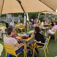Rustig terras in het groen at Bar Madam in Antwerpen