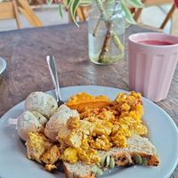 Café da manhã vegano, sem pressa e de frente pro mar. #Veganuary at Pousada Vegan in Peruibe