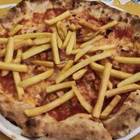 Pizza con formaggio Veg, wurstel e patatine at Bottega di Rosaria in Siena
