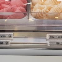 8 vegan flavors, marked by a leaf symbol behind the name at Gelateria Veneta Bellinzona dal 2003 in Bellinzona