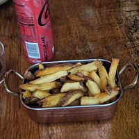 Patate fritte tagliate a mano at Cult of Pita in Porto