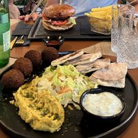 Veganer Burger und Falafelplatte  at VALA in Fazana