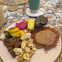 Latte with oat milk and vegetables with „foul“ (an Egyptian brown bean dish) #Veganuary at Nicole's Greenhouse in Hurghada