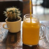 Mango banana smoothie, vegan at Texas Coffee House Mons in Mons
