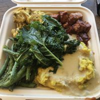 Curry cauli, kale, bbq tofu, mashed potatoes and gravy, delicious green beans at Tastebuds in Willits