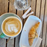 Oatmylk cappuccino and vg chocolate croissant at Ecocafe in Budapest