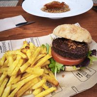 Hamburguesa vegetal (sin queso ni mayonesa) y de fondo el risotto vegetariano. at On Gourmet in Zumaia