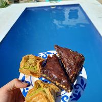 Baklava pistache met amandel en chocola met amandel at Delicatessen Del Mundo in Zaragoza