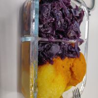 Klöße mit Möhrengulasch und Rotkraut (kostet extra) at Kloßinsel in Jena